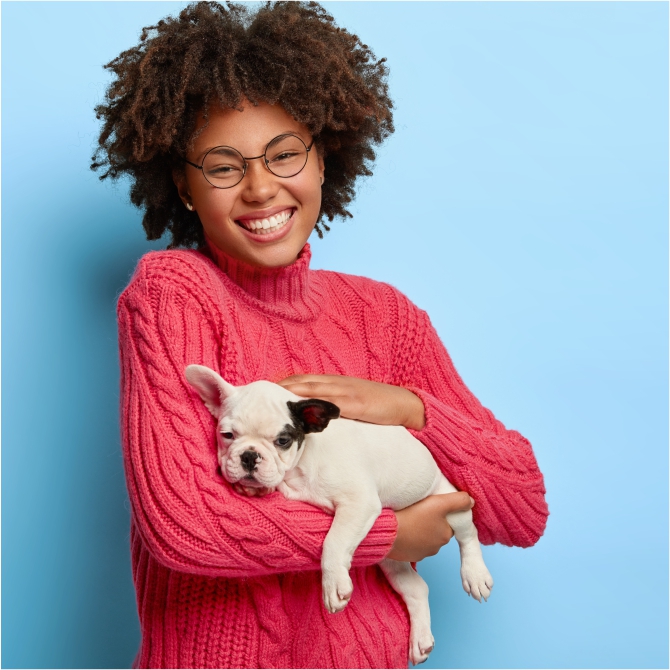 Mulher com pet cachorro cão